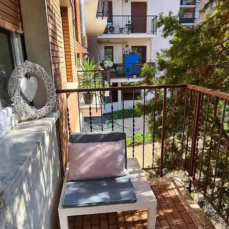 Vintage, Close To Trade Fair, Hospital And Centre Apartamento