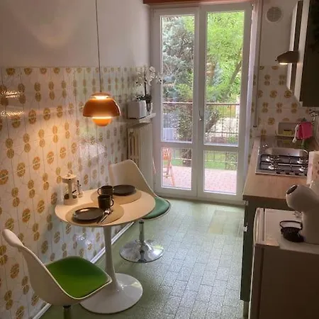Vintage, Close To Trade Fair, Hospital And Centre Apartamento